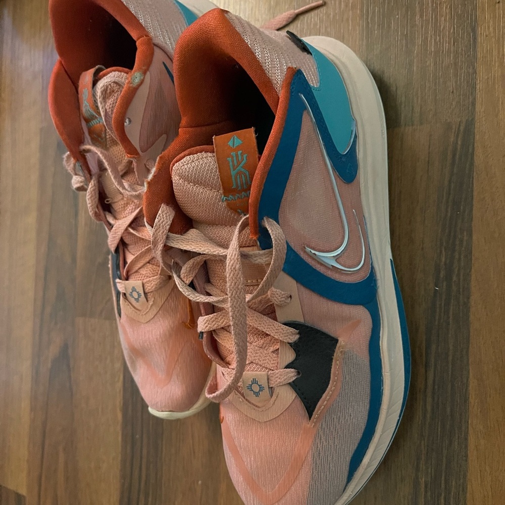 Basketball shoes